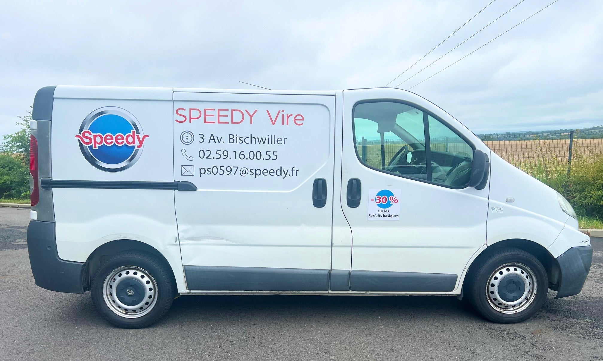 Marquage personnalisé pour véhicule professionnel.