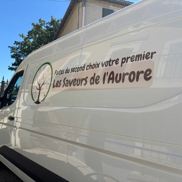 Deux véhicules, une identité engagée pour Les Saveurs de l’Aurore