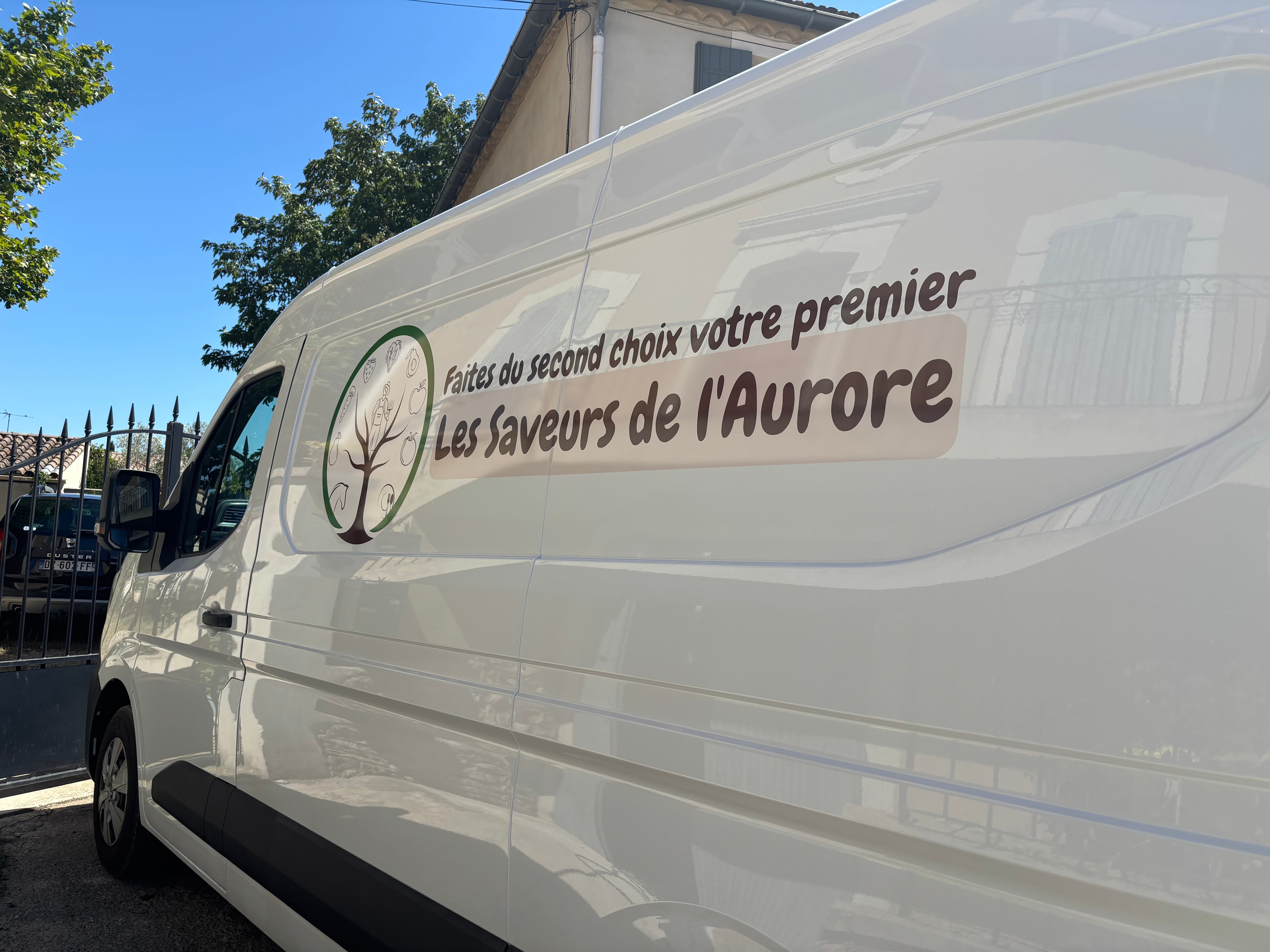 Deux véhicules, une identité engagée pour Les Saveurs de l’Aurore