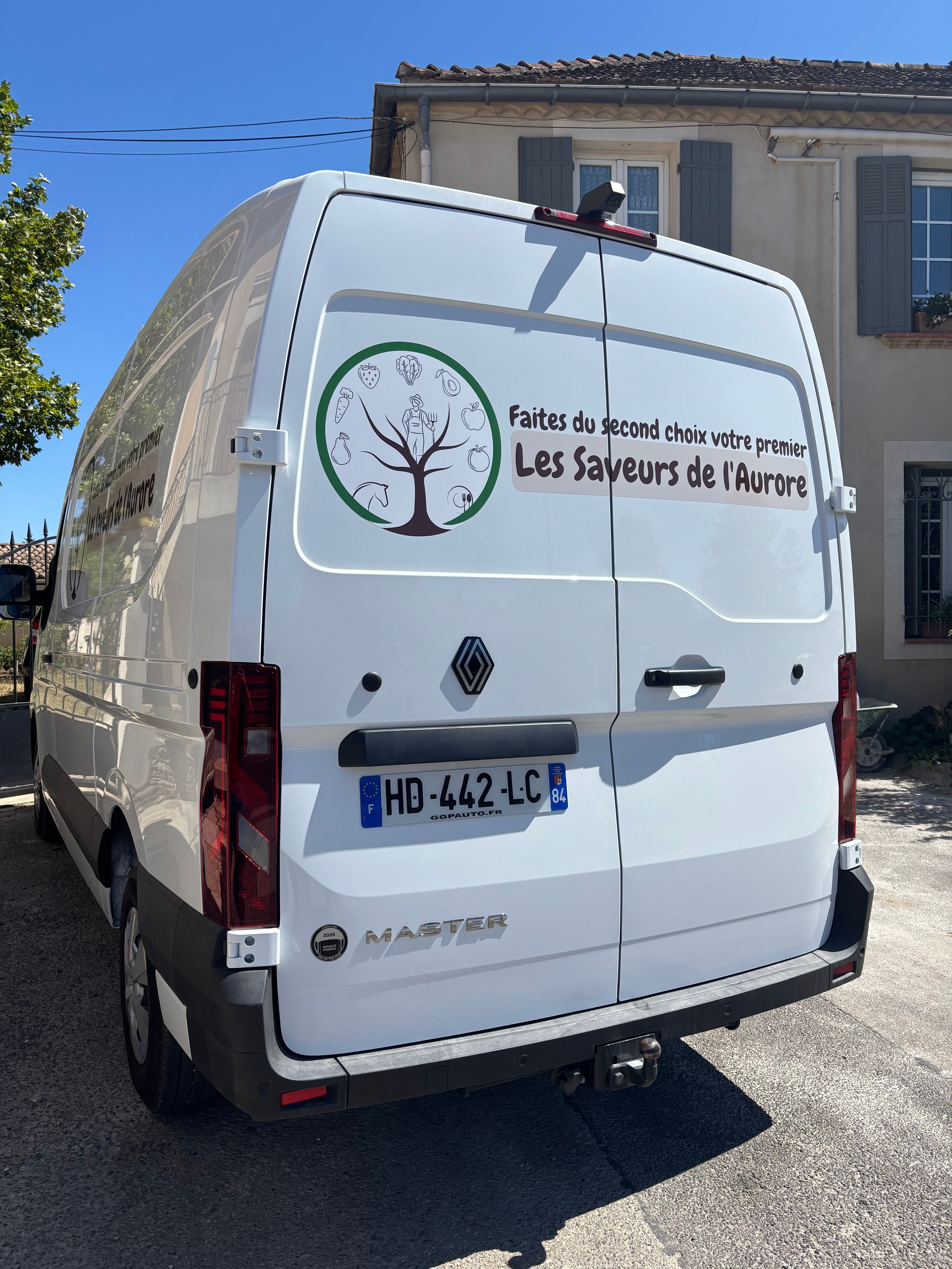 Deux véhicules, une identité engagée pour Les Saveurs de l’Aurore