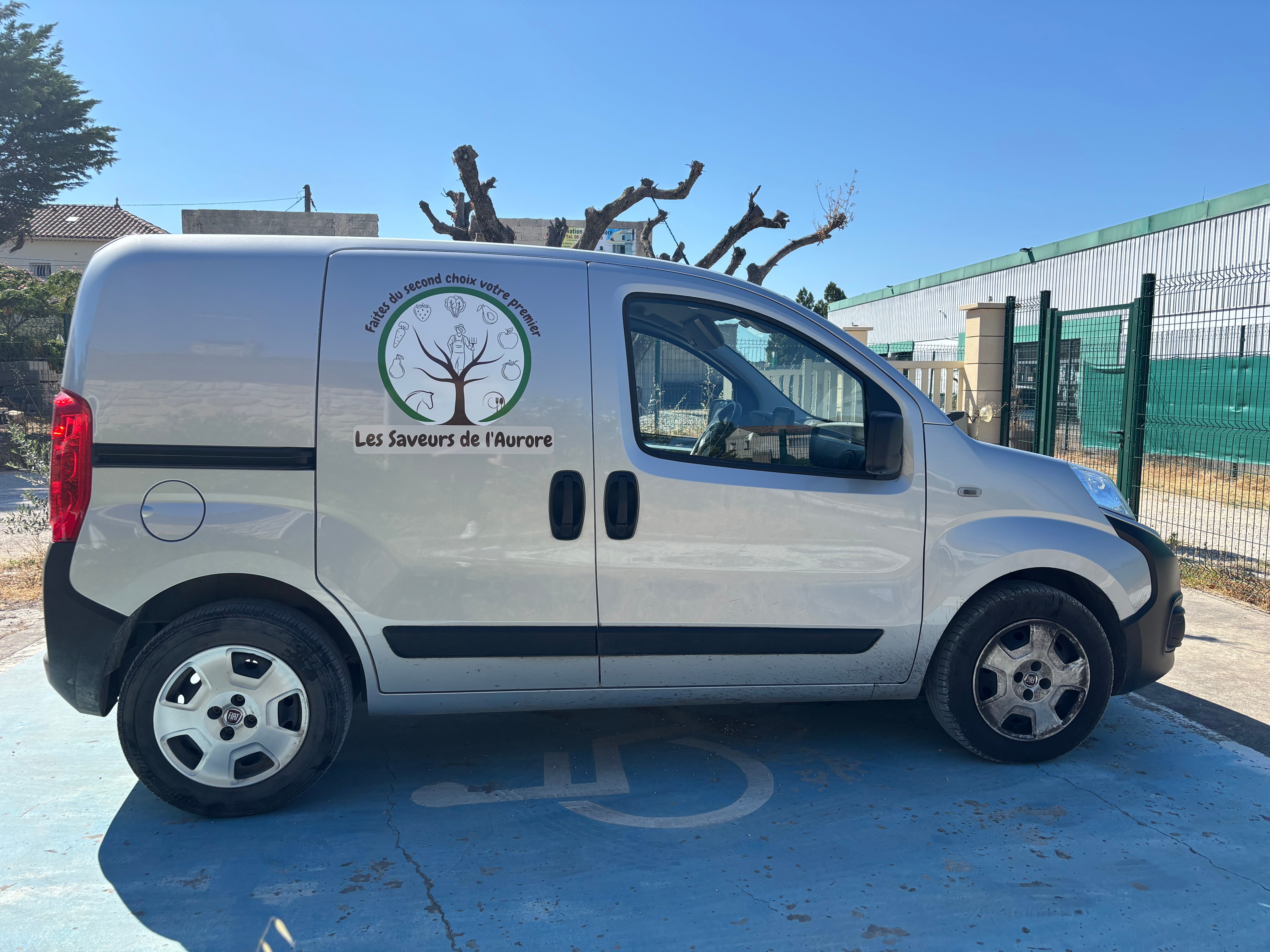 Deux véhicules, une identité engagée pour Les Saveurs de l’Aurore