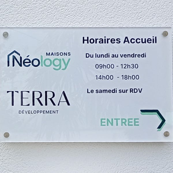 plaque-plexiglass-accueil-constructeur-lamballe-par-signarama-22