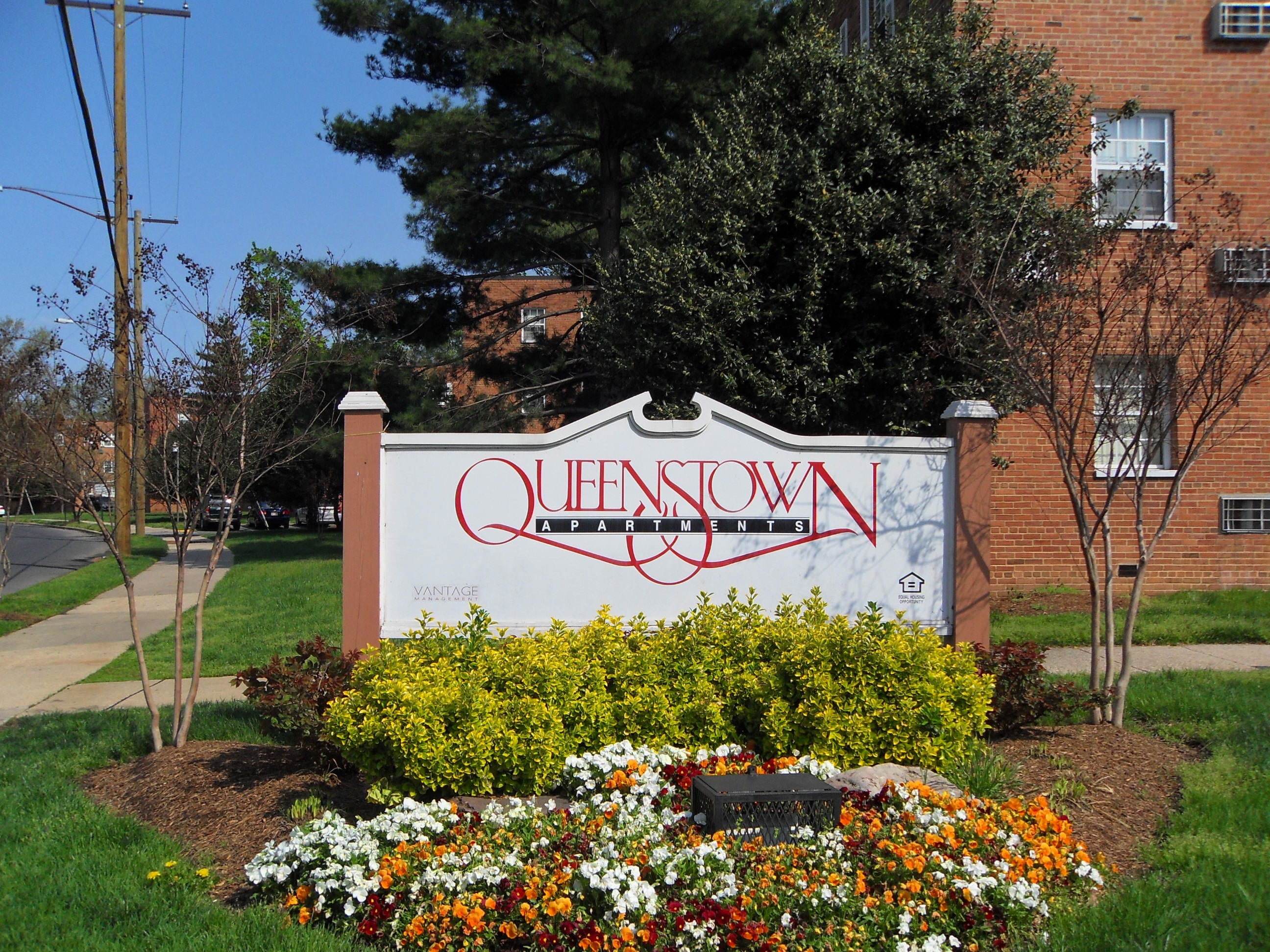 Monument sign before refurbishment