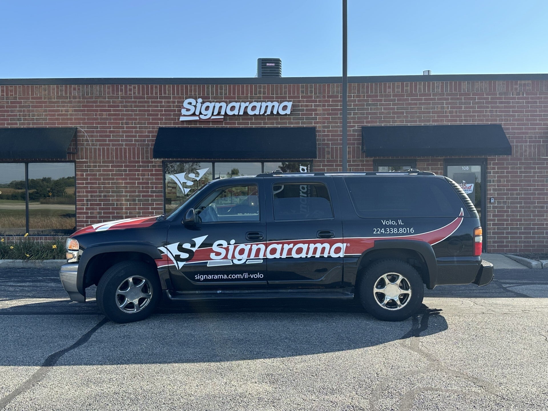 Why Vehicle Fleet Lettering Is One of the Best Ways to Advertise Locally