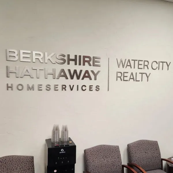 Lettering: Berkshire Hathaway