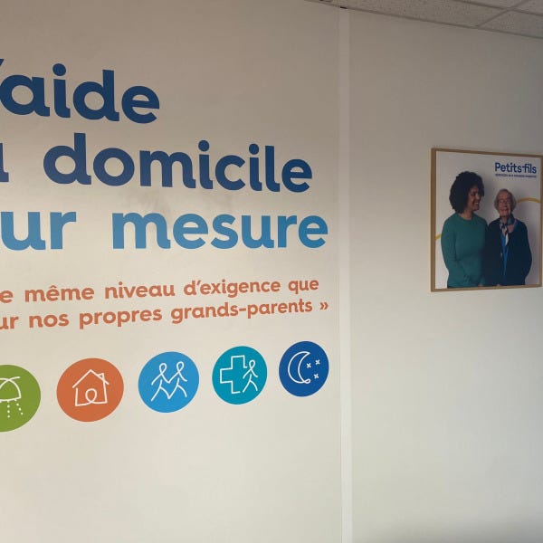 Adhésif imprimé pose sur mur intérieur