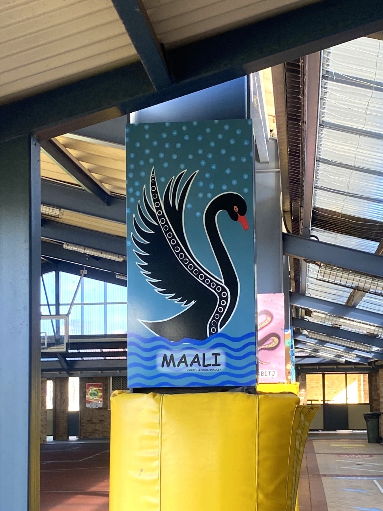 Folded pylon sign