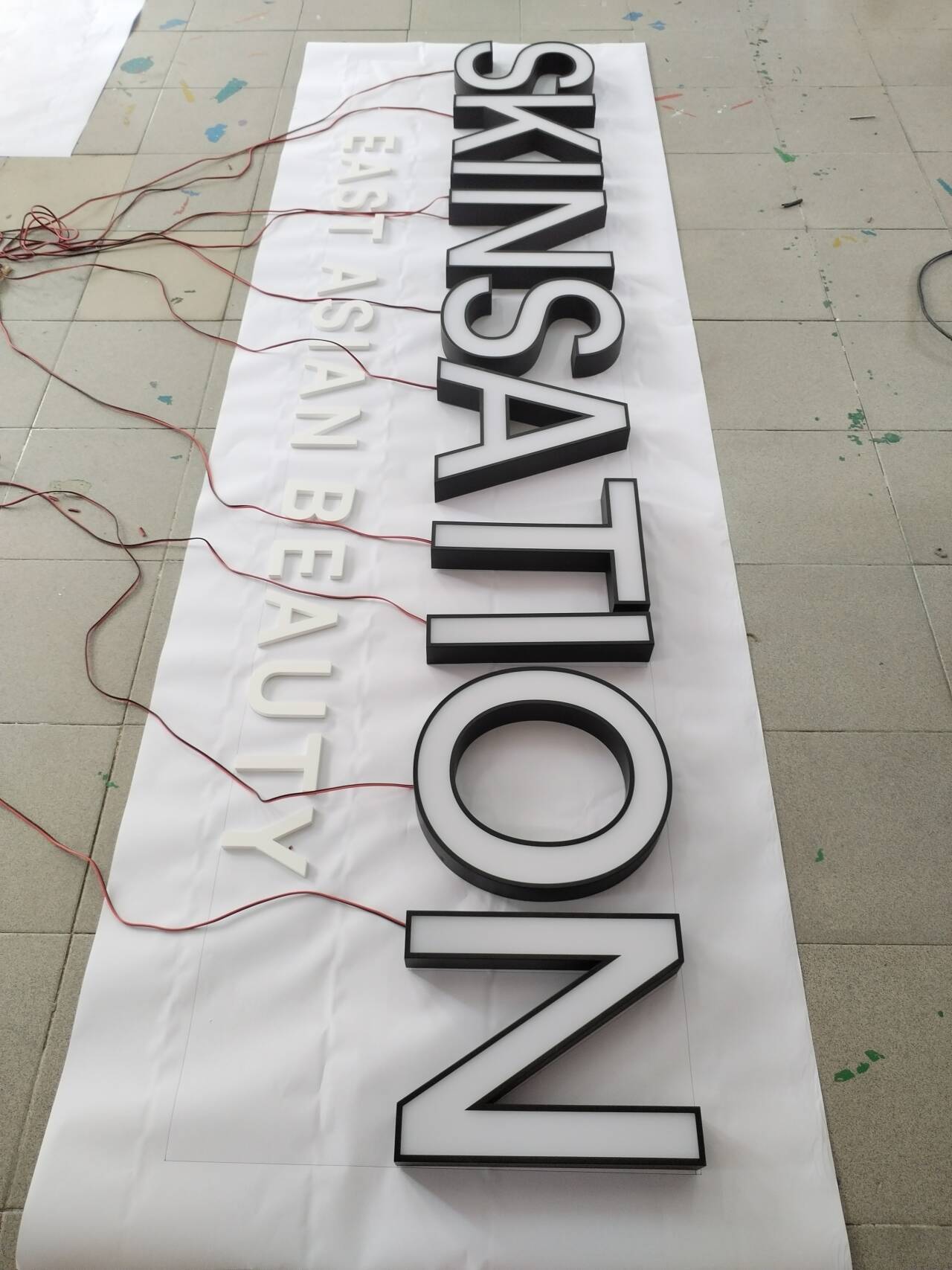 A Stunning First Impression: Face-Lit Illuminated Signage for Skinsation’s First Store