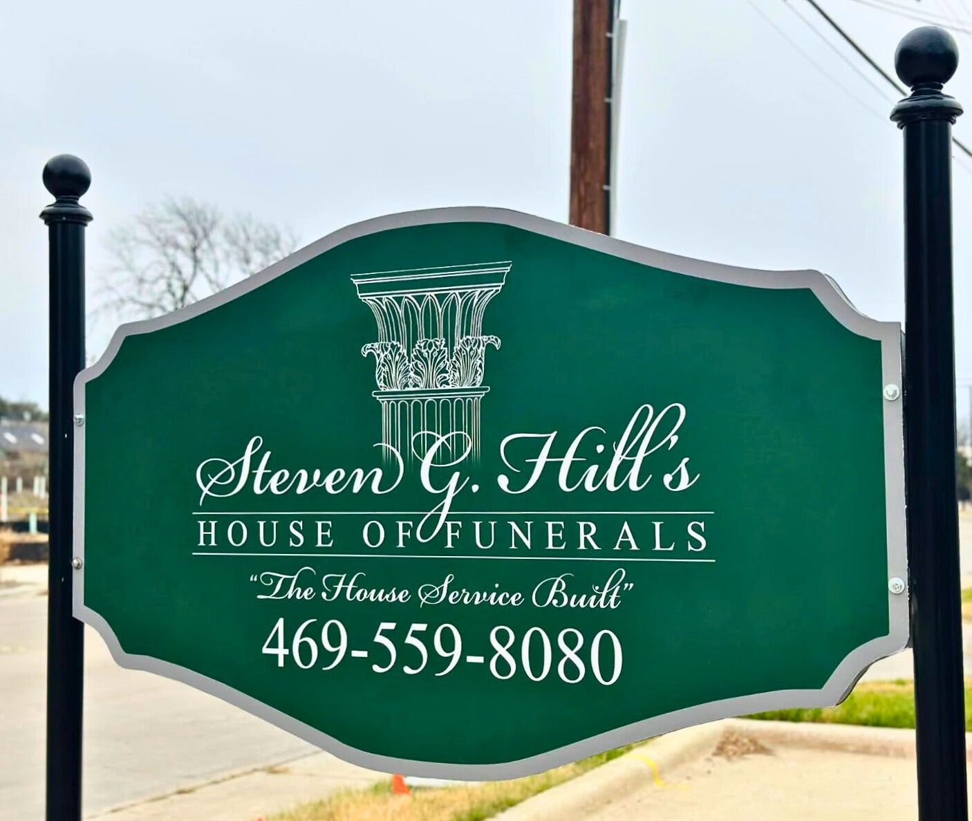 How a Post and Panel Sign Improves Visibility From the Street