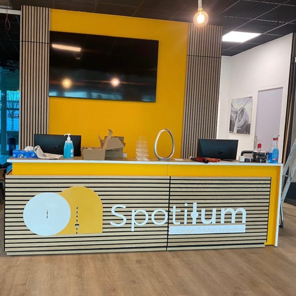 Votre logo enseigne en décoration intérieure