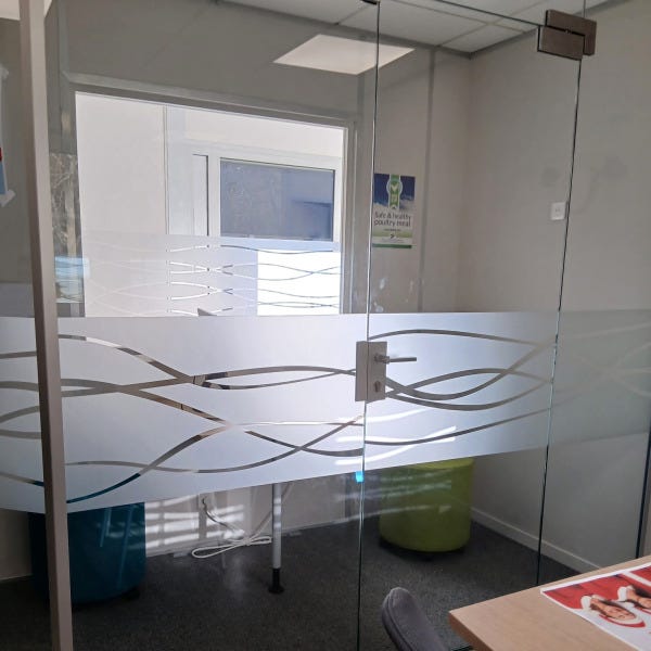 decoration-adhesif-depoli-confidentialite-espaces-bureaux-industrie-par-signarama-stbrieuc