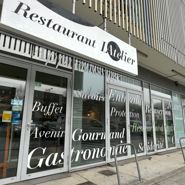 restaurant-l-atelier-cenon-bordeaux-rive-droite-insertion-professionnelle-jeunes-en-difficulte-enseigne-lumineuse-vitrophanie-mots-évocateurs-façade-après