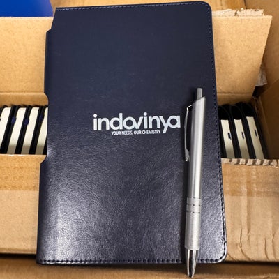 https://cdn.gorilladash.com/images/media/20324568/fully-promoted-usa-notebook-pen-square-69823cbea491e.jpg?auto=webp&crop=1%3A1%2Csmart&width=400