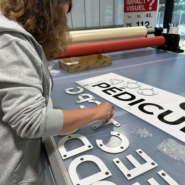chargée-de-production-pose-de-plots-lettres-dibond-atelier-signarama-bordeaux-est-artigues-près-bordeaux
