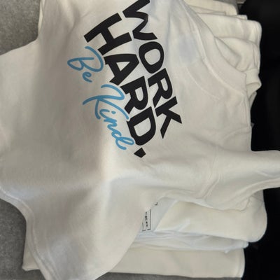 https://cdn.gorilladash.com/images/media/20522056/fully-promoted-usa-branded-tshirt-square-69b3893aa1105.jpeg?auto=webp&crop=1%3A1%2Csmart&width=400