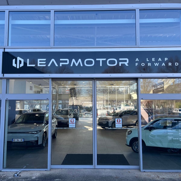 2026-03-20-LEAPMOTOR-EnseigneExt-Signarama-Saint-Etienne