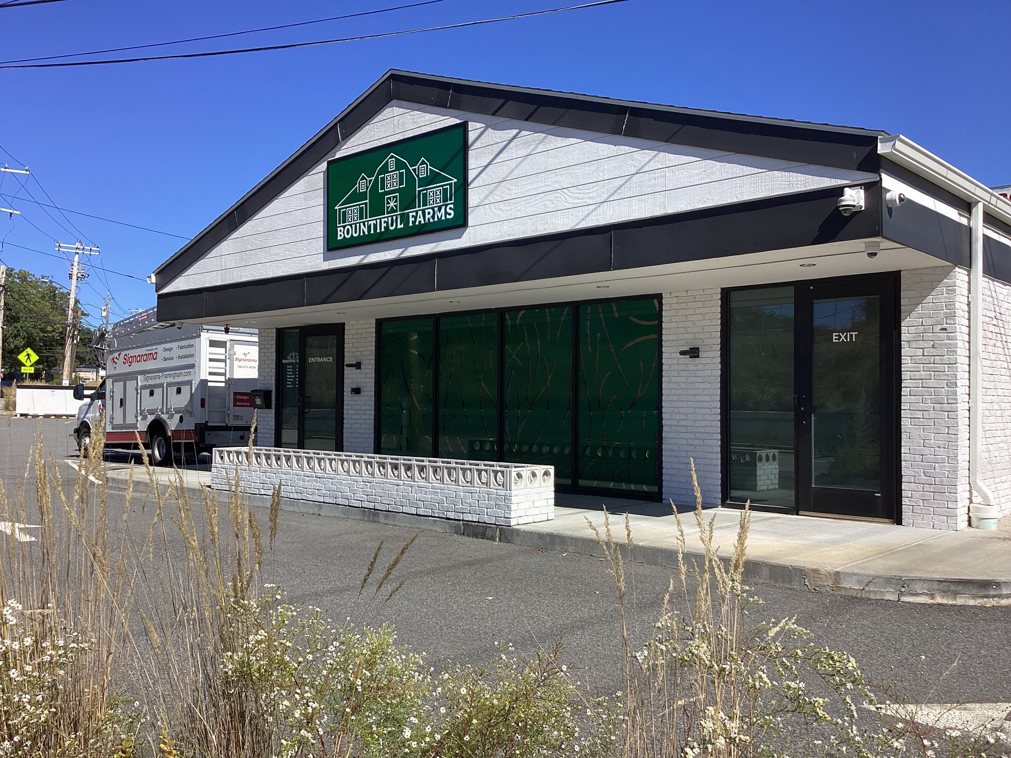 New Store Roll-out with exterior pylon and building signs, window graphics, interior wall and display graphics - Bountiful Farms (Framingham, MA)