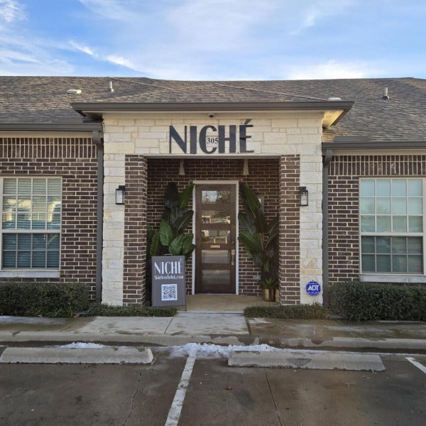 A Storefront That Stands Out: Niché Skin Studio’s New Acrylic Sign