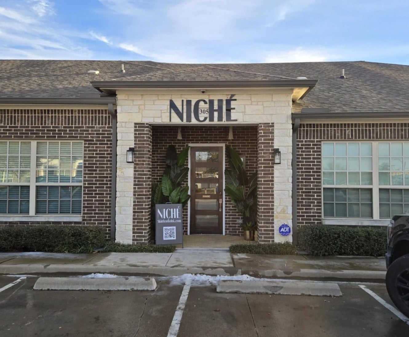 A Storefront That Stands Out: Niché Skin Studio’s New Acrylic Sign