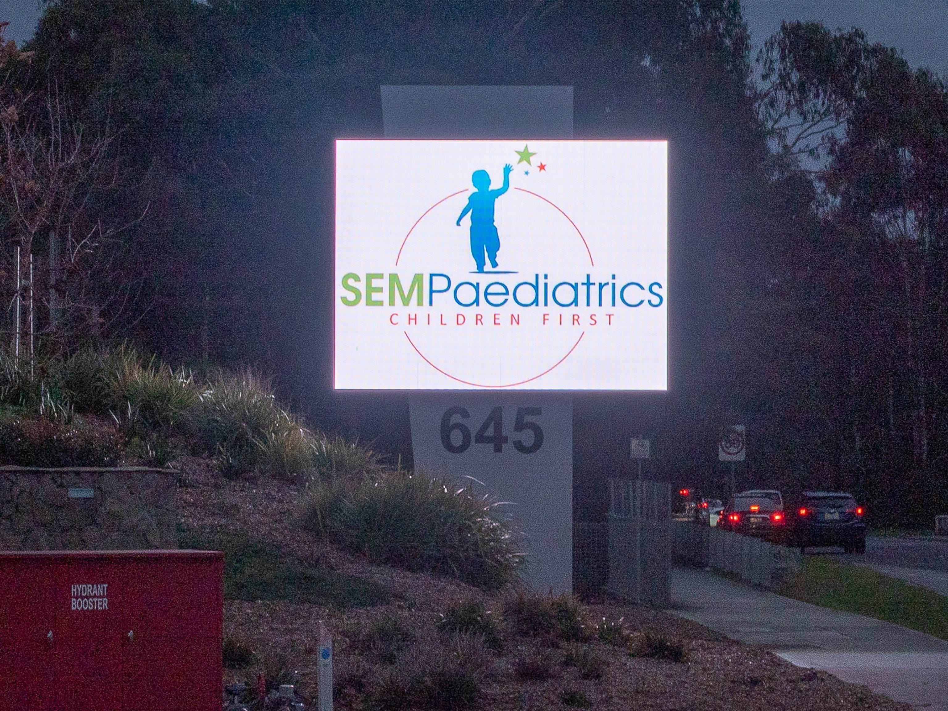 Pylon with full colour LED screen