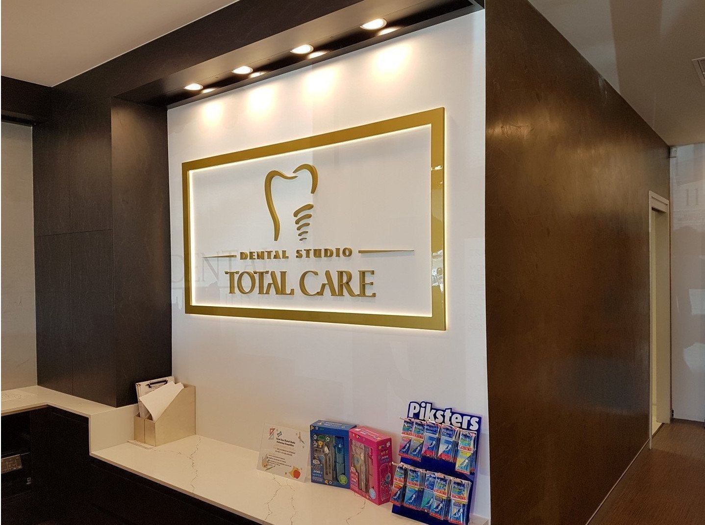 Total Care Dental - 3D Gold Reception Sign and Frosting