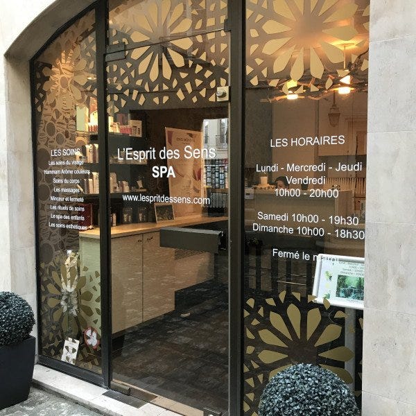 vitrophanie-marquage-vitrine-salon-esthetique-versailles-signarama