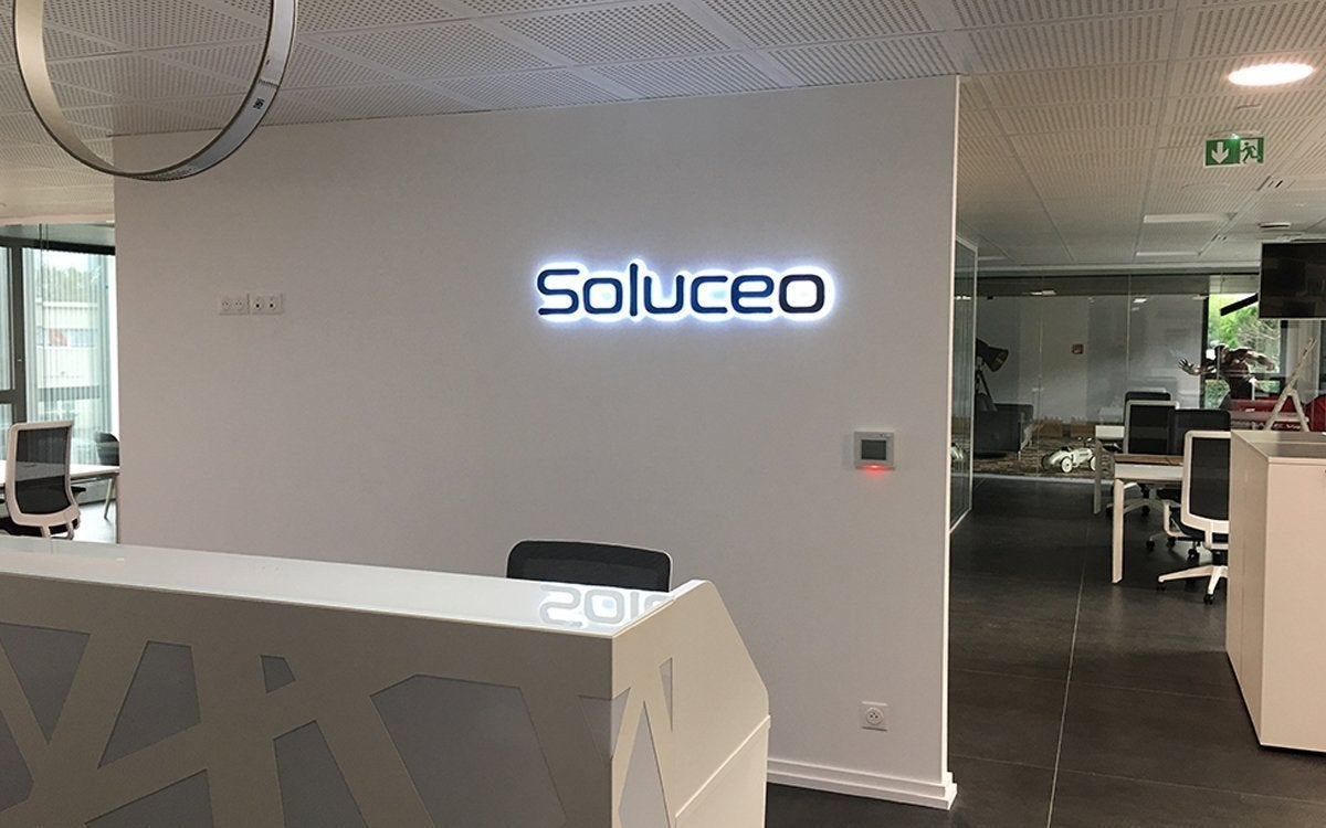 LOGO EN LETTRES RELIEFS RETRO-ECLAIRAGE LED SOLUCEO