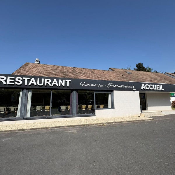 Adhésif enseigne sur façade