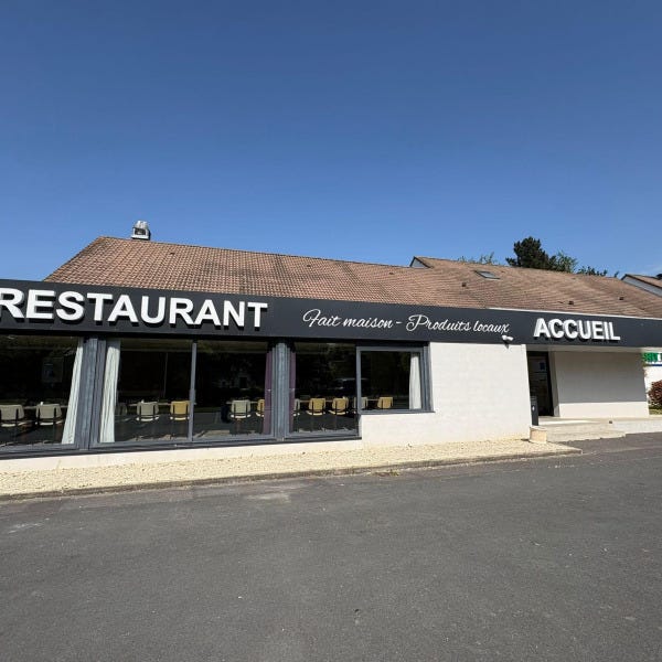 Adhésif enseigne sur façade