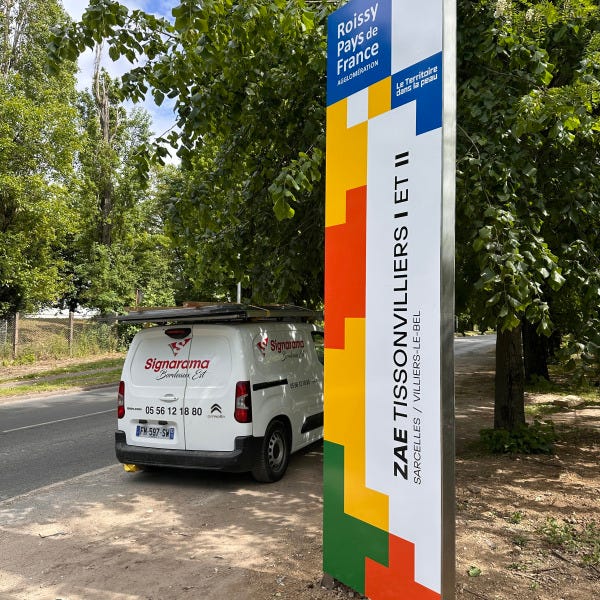 totem-roissy-pays-de-france-signarama-bordeaux-est-châssis-acier-inox-brossé-hauteur-3-mètres-cinquante
