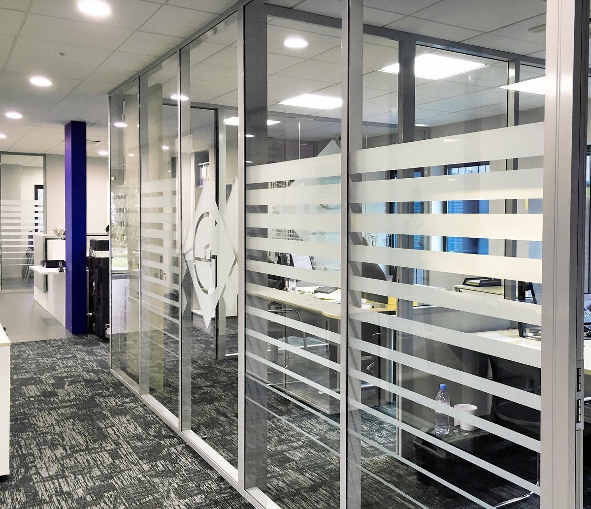 Décoration de bureaux vitrés en adhésif dépoli