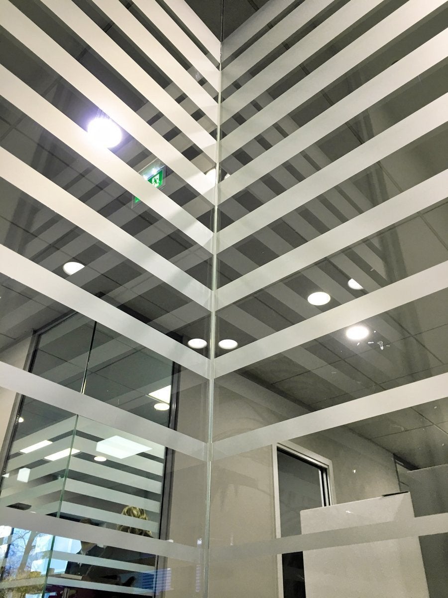 Décoration de bureaux vitrés en adhésif dépoli