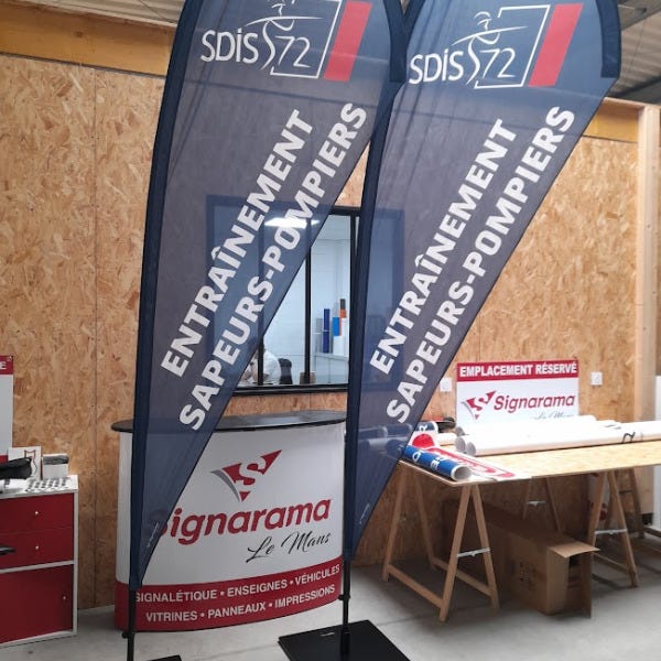 drapeau-forme-goutte-pompiers-signarama-le-mans