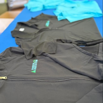 https://cdn.gorilladash.com/images/media/21368637/fully-promoted-usa-custom-embroidered-uniforms-hospice-of-the-north-coastpng-square-6a0cbcb131aab.png?auto=webp&crop=1%3A1%2Csmart&width=400