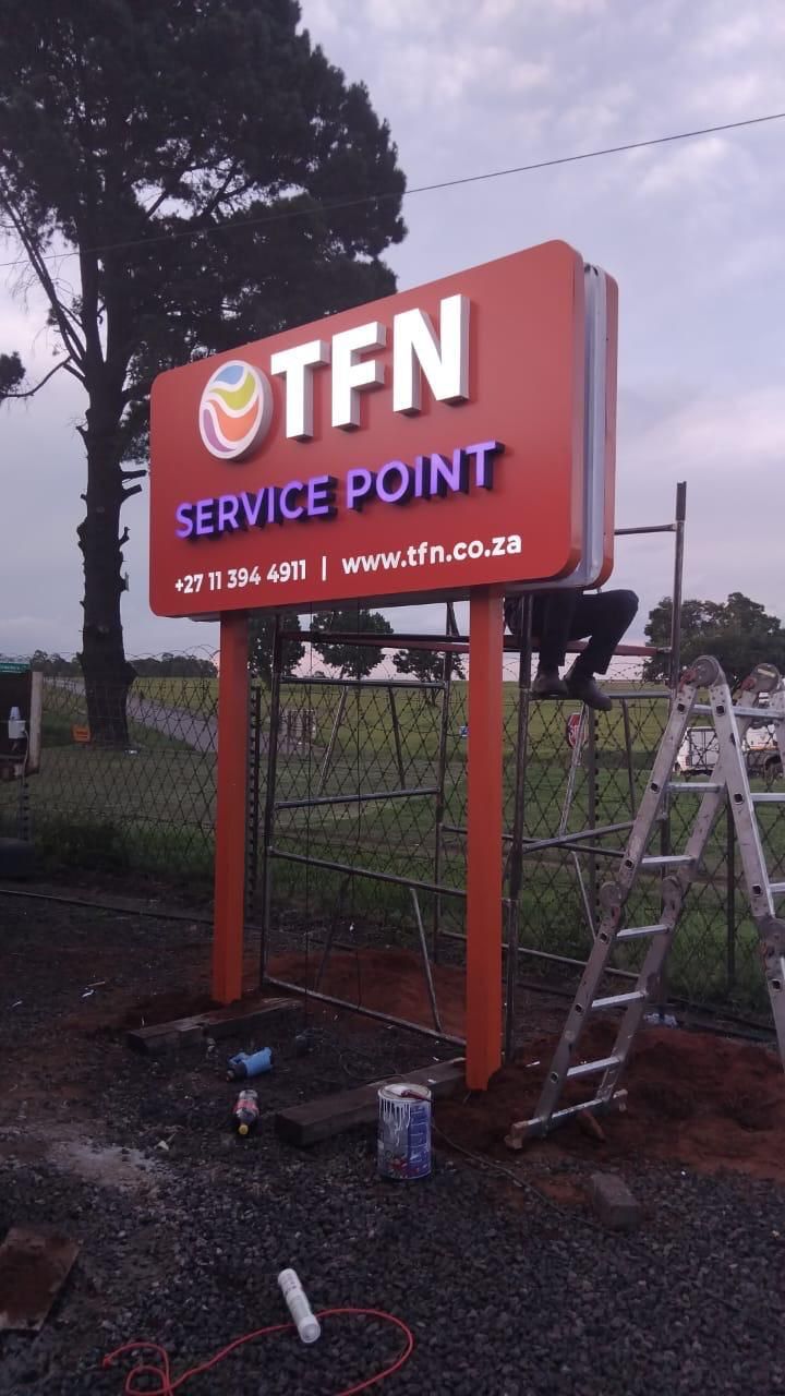 Double Side fabricated box acm with 3d letters illuminated on poles