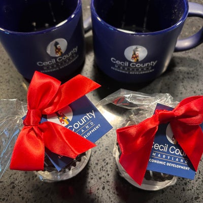 https://cdn.gorilladash.com/images/media/21371213/fully-promoted-usa-coffee-mugs-square-6a0ddbca02dd0.jpeg?auto=webp&crop=1%3A1%2Csmart&width=400