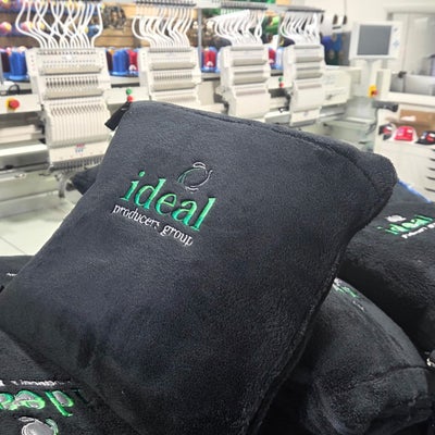 https://cdn.gorilladash.com/images/media/21375423/fully-promoted-usa-ideal-producers-group-packable-travel-blanketjpg-square-6a1046c824f9e.JPG?auto=webp&crop=1%3A1%2Csmart&width=400