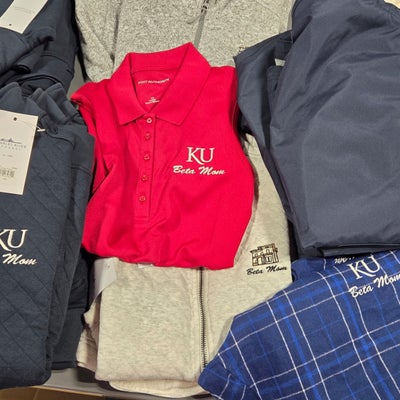 https://cdn.gorilladash.com/images/media/21375445/fully-promoted-usa-university-of-kansas-mom-weekend-apparel-square-6a104885b4342.JPG?auto=webp&crop=1%3A1%2Csmart&width=400