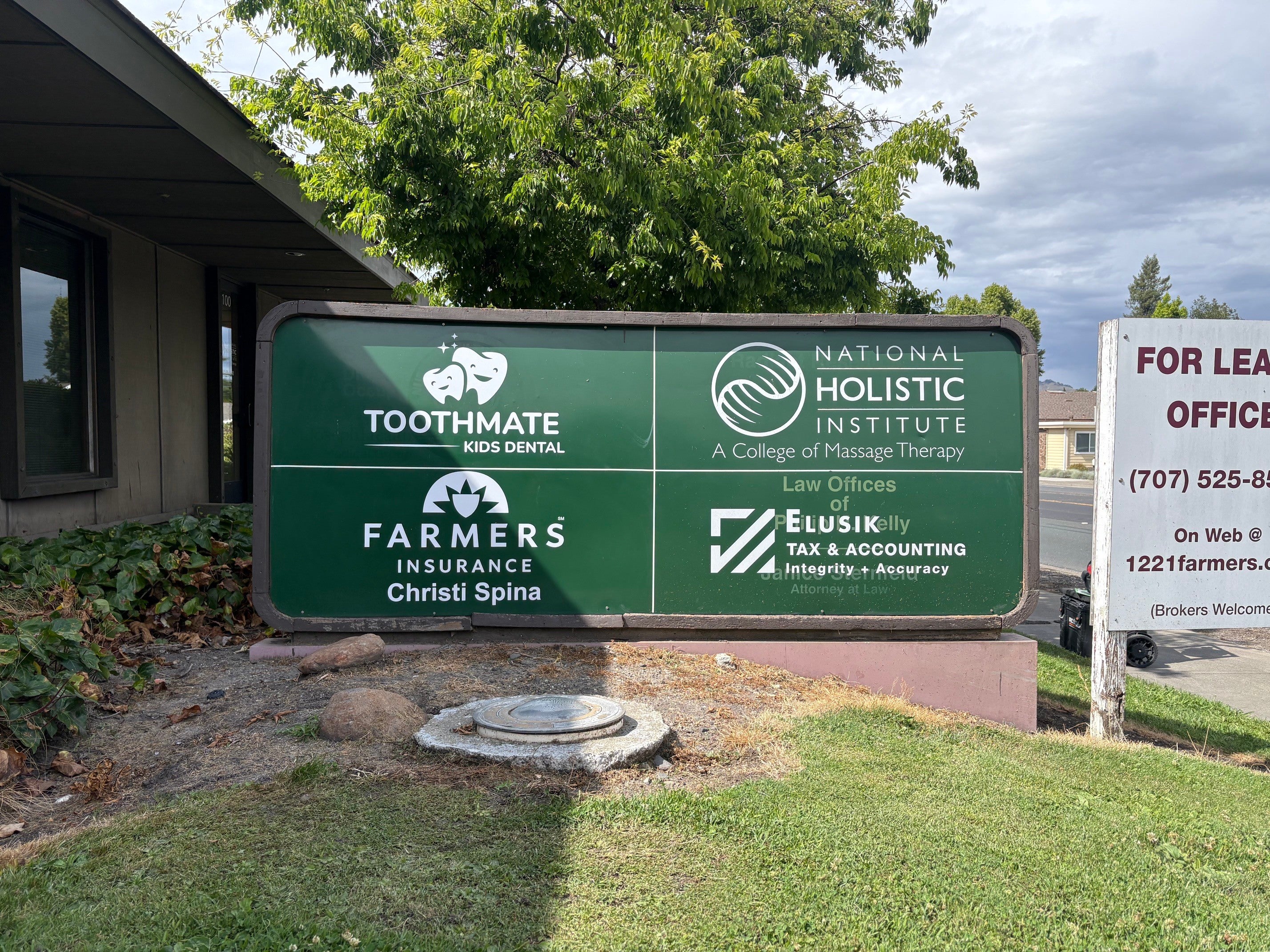 Helping a Farmers Insurance Agent Move Locations With Professional Sign Removal, Sign Installation, and a Stress-Free Relocation Process