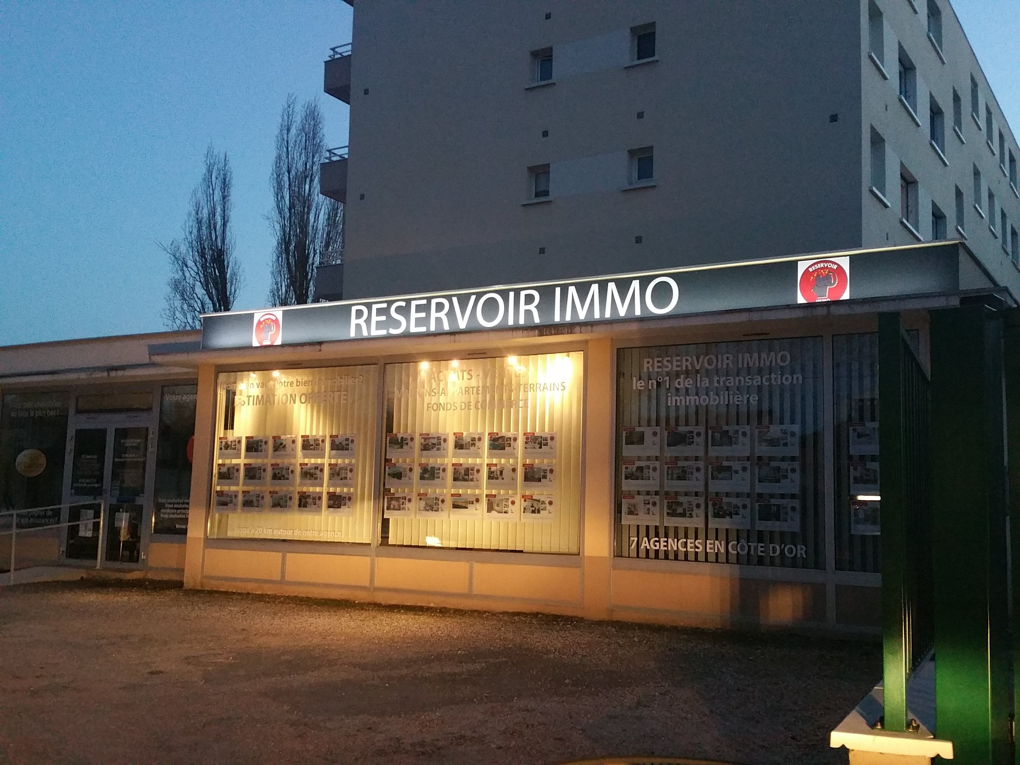 Panneau éclairé par rampe lumineuse