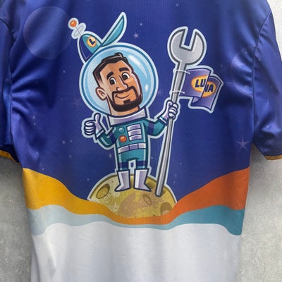 https://cdn.gorilladash.com/images/media/21511392/fully-promoted-usa-dye-sublimated-shirt-square-6a3e9b2e3793b.jpeg?auto=webp&crop=1%3A1%2Csmart&width=400