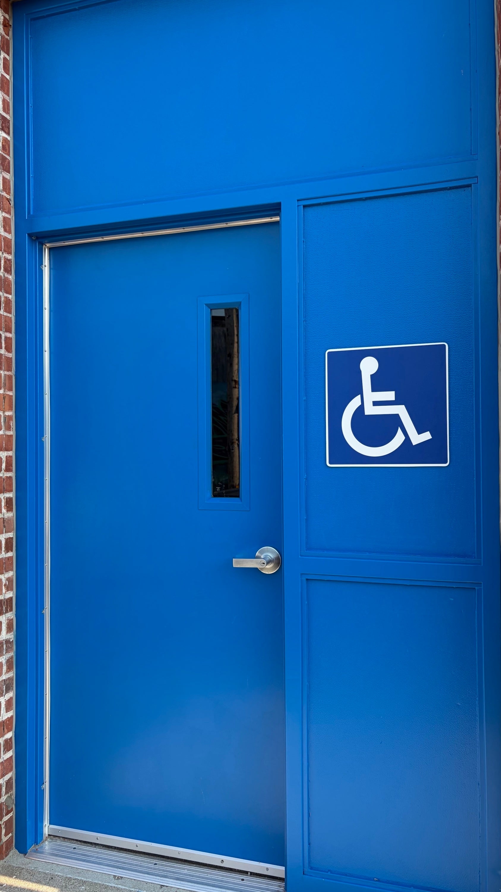 Custom Signage Welcomes Visitors to Meals on Wheels of Rhode Island