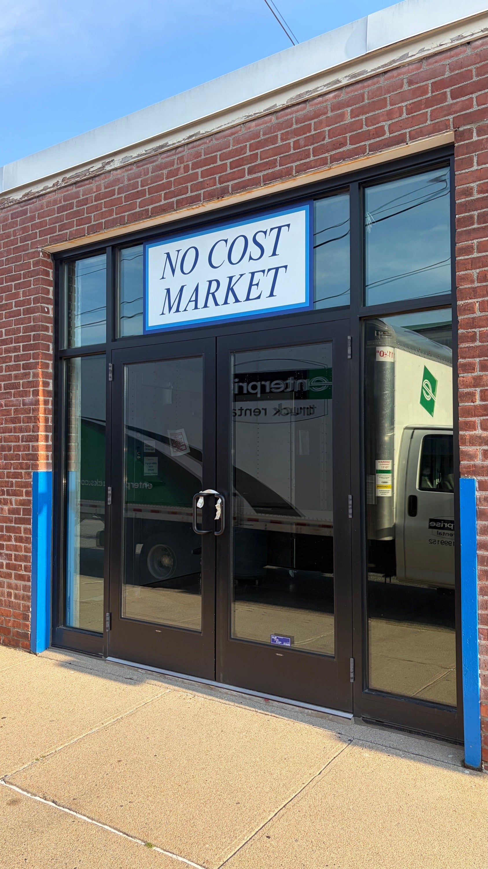 Custom Signage Welcomes Visitors to Meals on Wheels of Rhode Island
