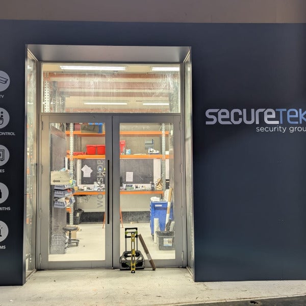 Creating a Strong First Impression with Commercial Signage Installation