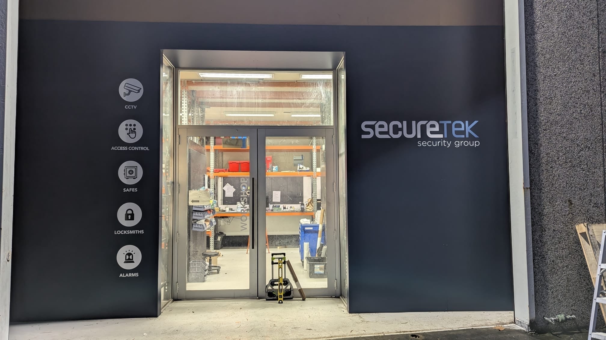 Creating a Strong First Impression with Commercial Signage Installation