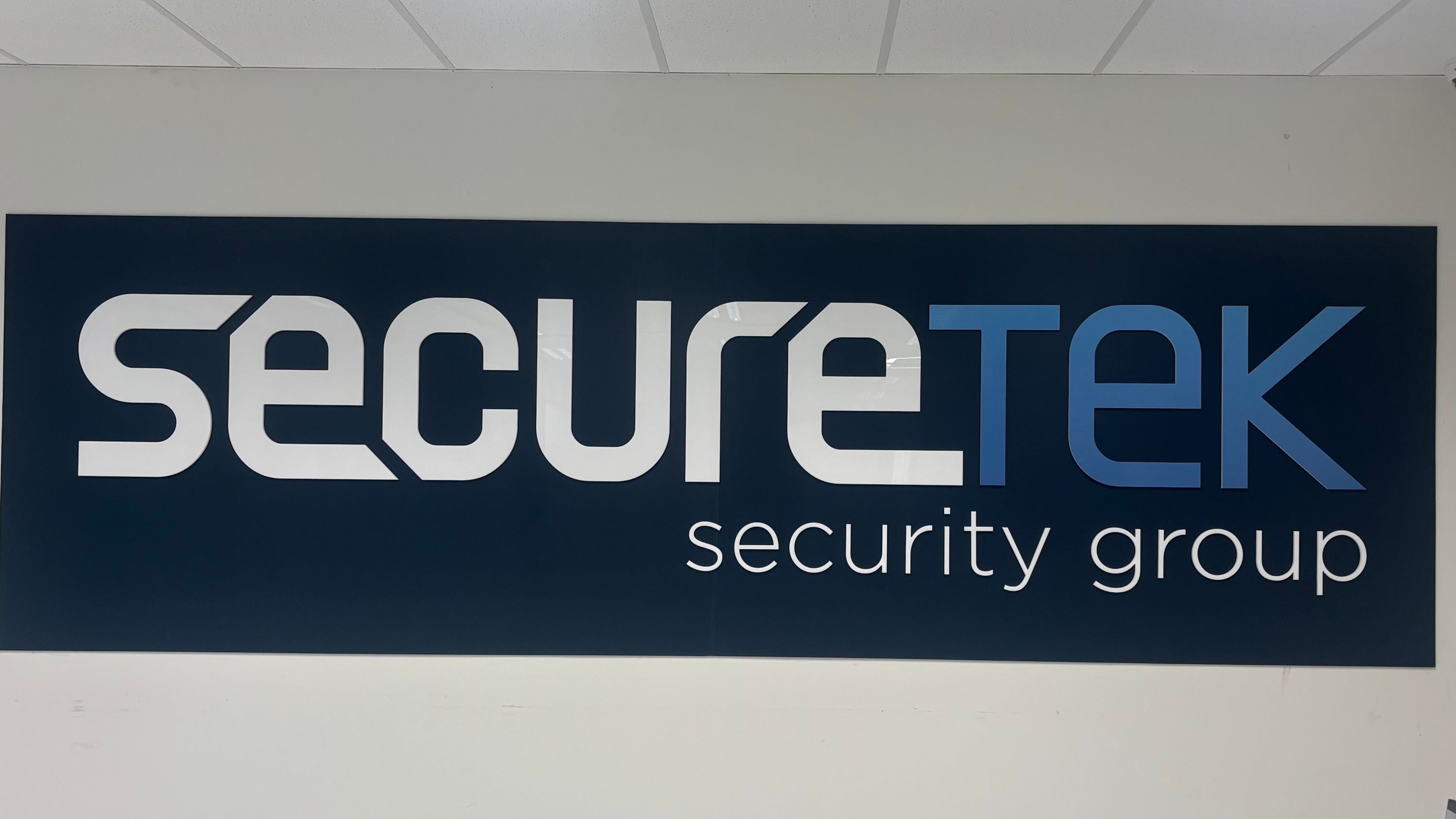 Creating a Strong First Impression with Commercial Signage Installation