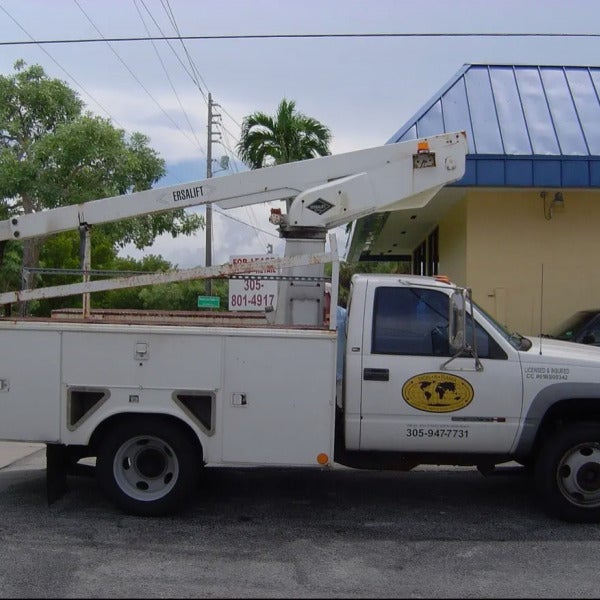 old signarama bucket truck