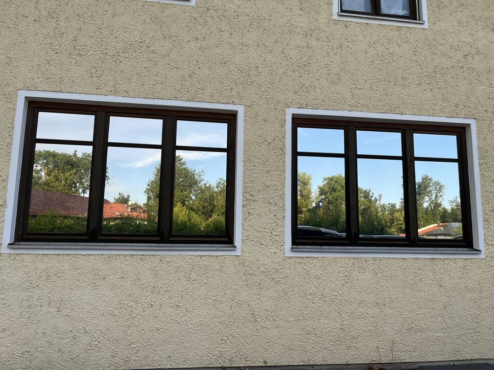 Sonnenschutzfolie an den Fenstern eines Wohnhauses