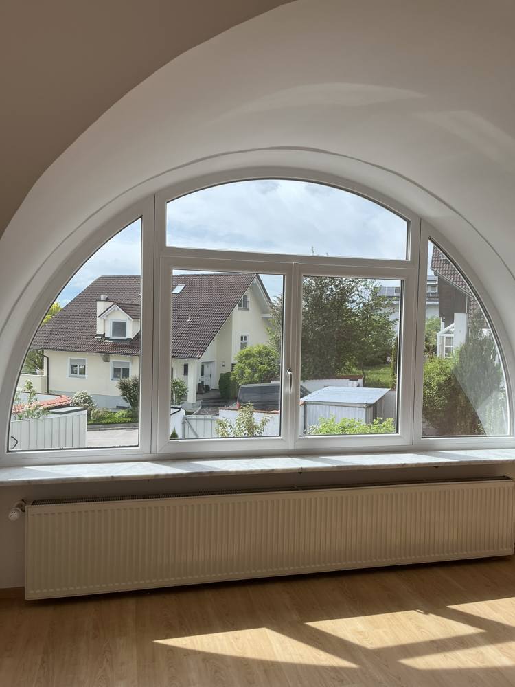 Foliertes Rundbogenfenster von innen, die Aussicht bleibt erhalten