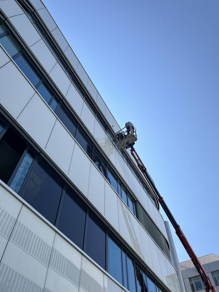 Folierung einer Bürofassade aus dem Hubsteiger